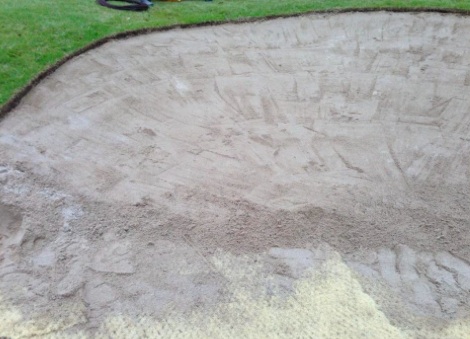 バンカーローンを設置する個所の砂を退かす