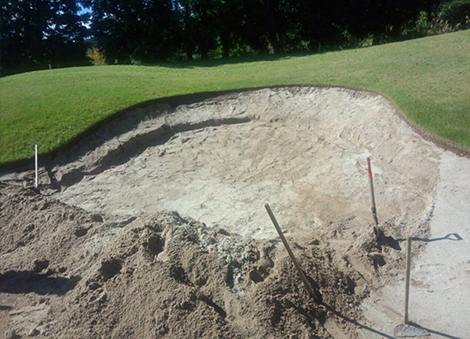 バンカーローンを設置する個所の砂を退かす