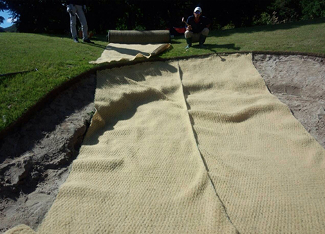 バンカーローンを設置する個所の砂を退かす