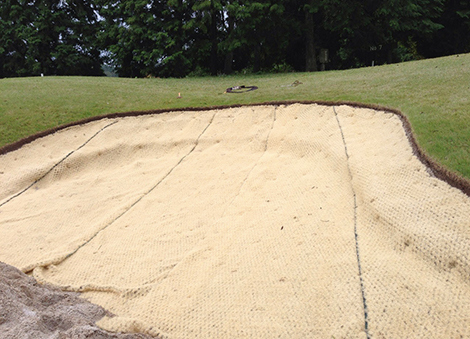 バンカーローンを設置する個所の砂を退かす